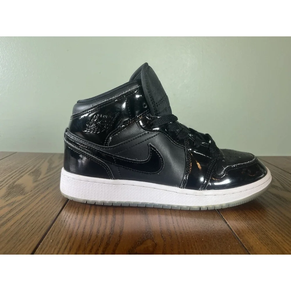 Nike Boys Air Jordan 1 Mid SE DV1337-004 Black Basketball Shoes Sneakers Sz 4.5Y